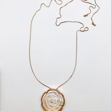 Colar com pendente flor branca SJ