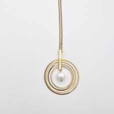 Colar Gravity em Prata Dourada com Pérola